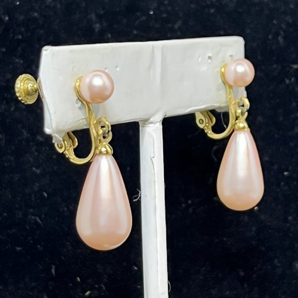 Vintage Gold Tone Faux Pink Pearl Screw Hinged Clip On Earrings (3518) - Picture 4 of 9